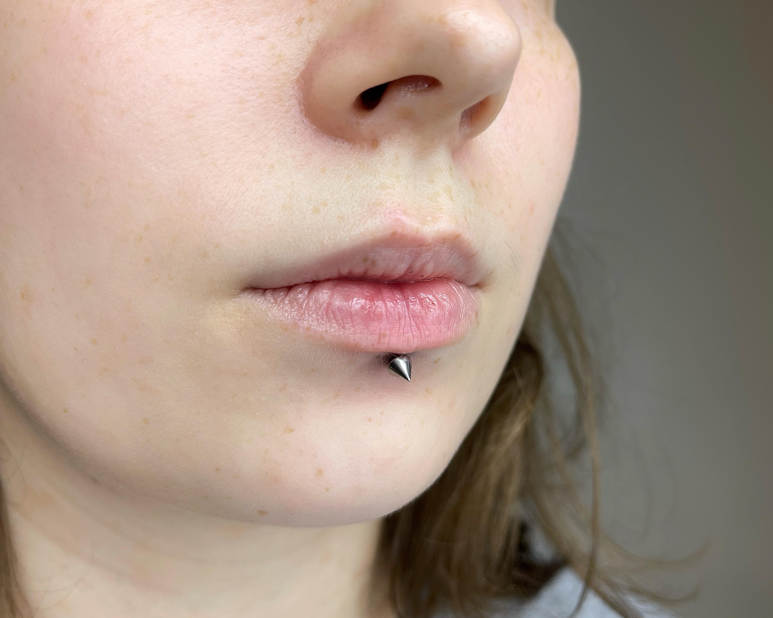 Вертикальный пирсинг губы лабрет в студии пирсинга «Пирсинг Вики» в Москве